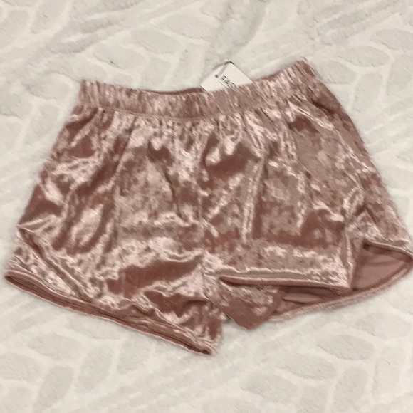 Velvet shorts in pink mauve🔥Host Pick 1/23🔥🎉🎉 - Picture 2 of 8